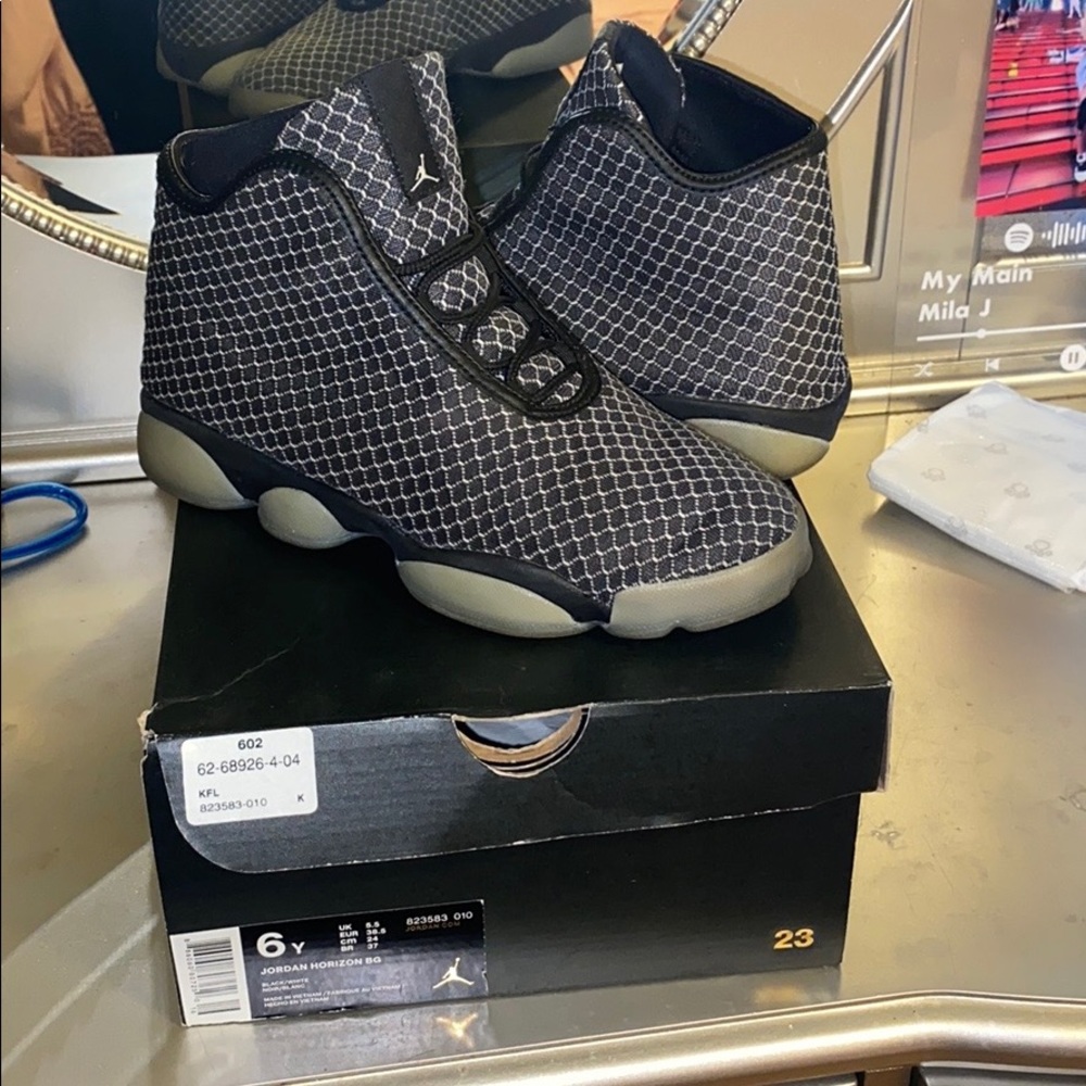 Black and white Jordan horizons